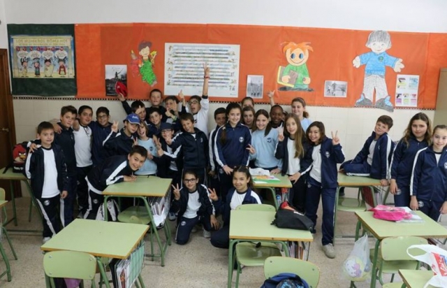  grupo de alunos em uma escola 